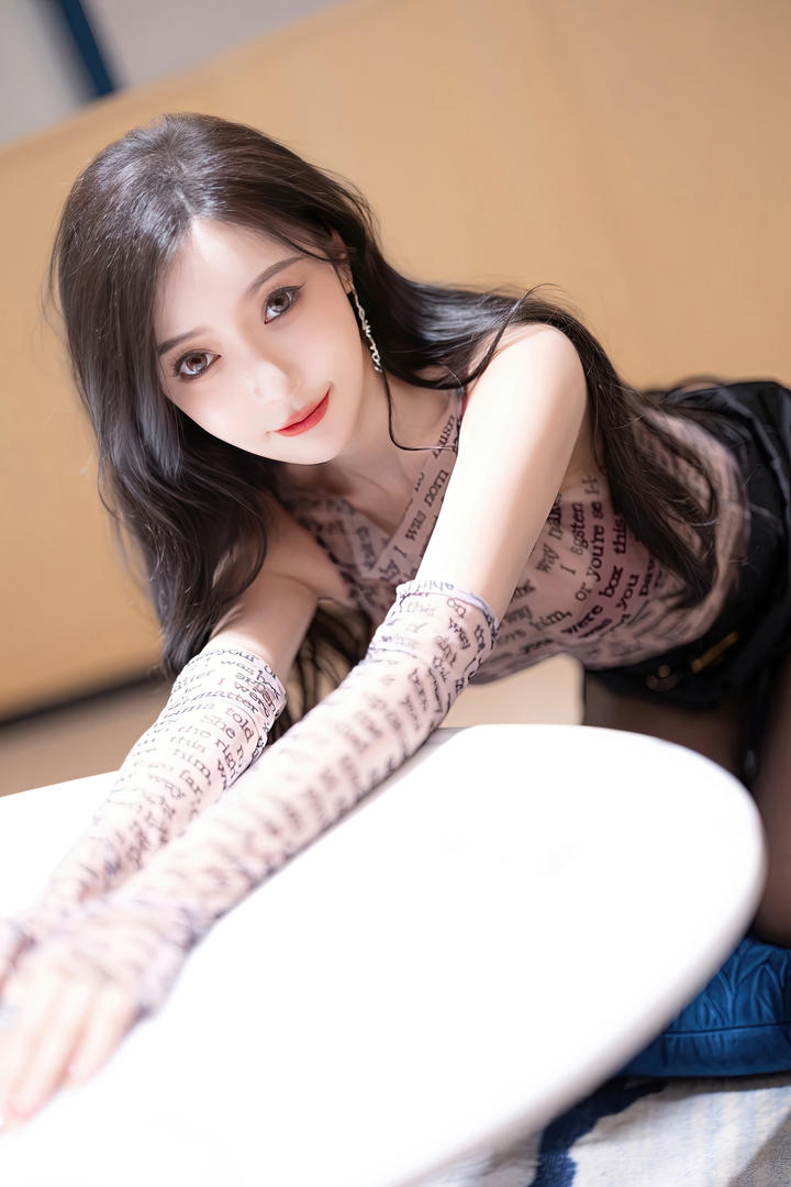 趴在桌子上的性感推女郎王馨瑶无圣光高清美女壁纸图片