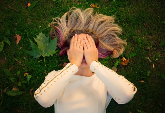 躺在草地上美女写真图片