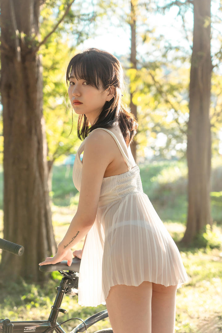 骑单车的纯欲小姐姐高清美女图片清纯壁纸