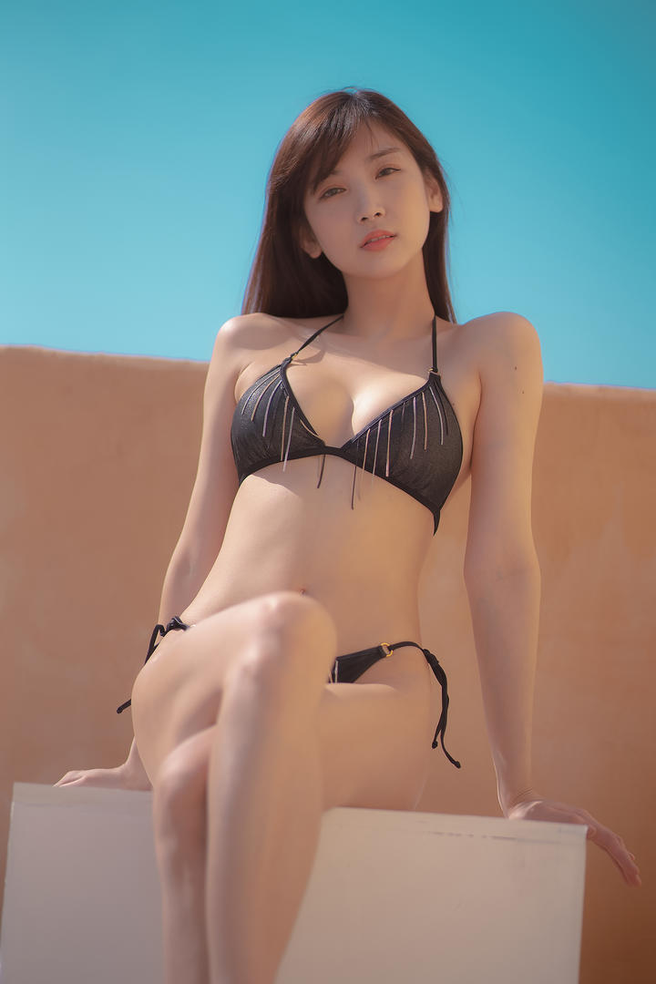 唯美清纯校花穿性感比基尼写真图片