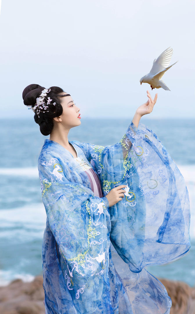 唯美古装汉服美女海边摄影写真图片
