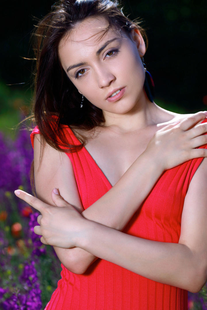 穿着红裙子的欧美美女图片