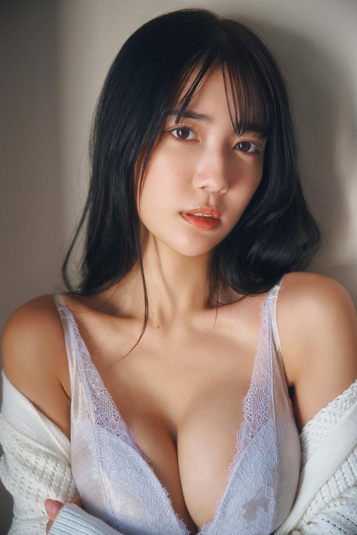 日本大胸女性人体艺术特写图片