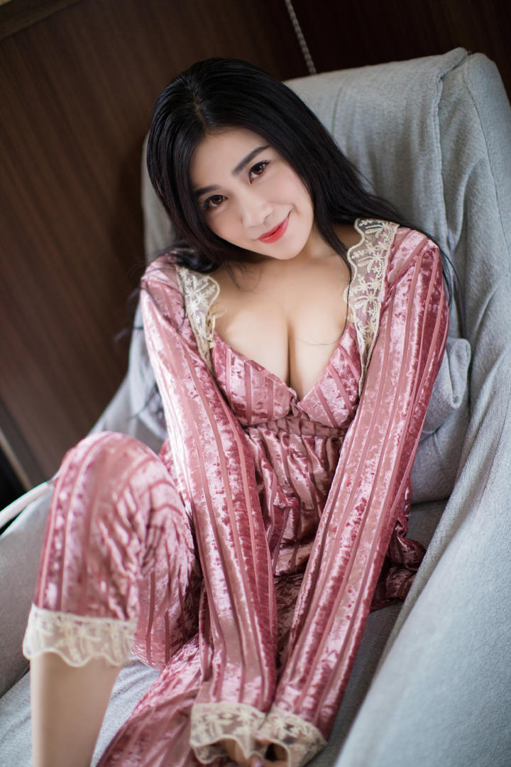 穿着睡衣坐在沙发里的性感大胆美女人体艺术图片