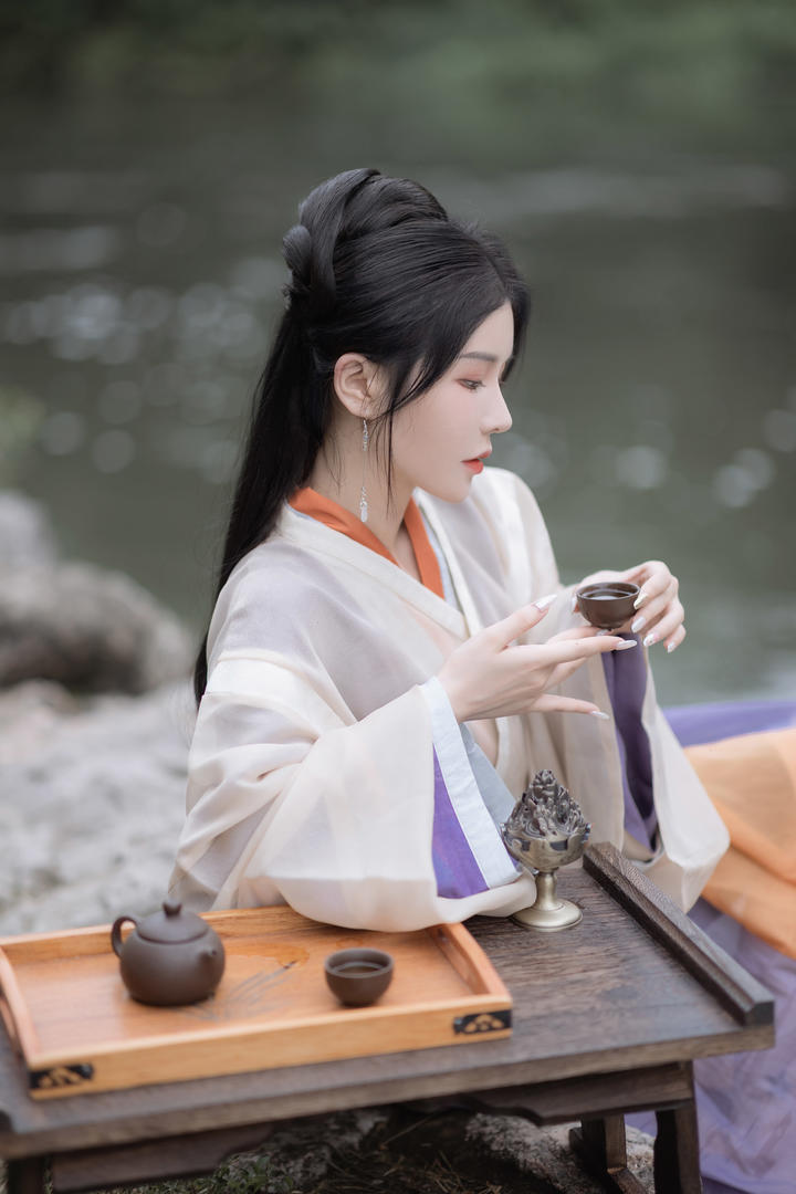 小溪边品茶的唯美古装汉服美女写真图片