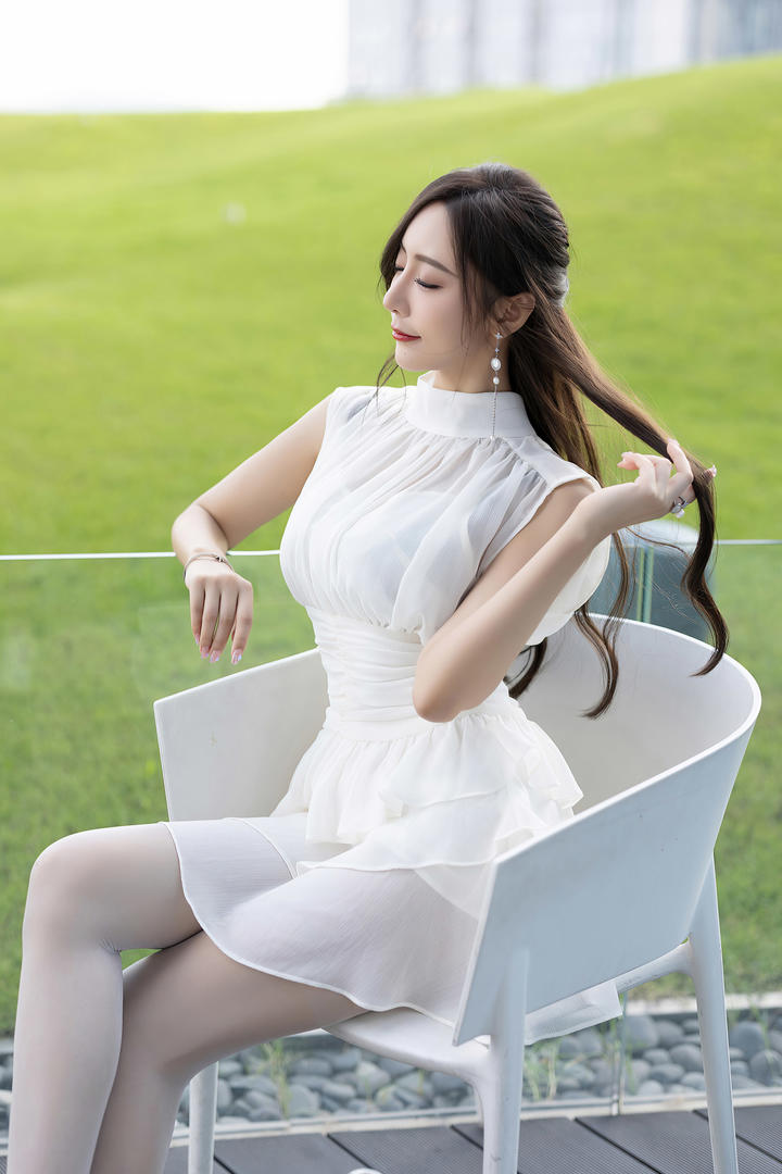 穿白色裙子的漂亮清纯美女模特王馨瑶户外摄影写真图片