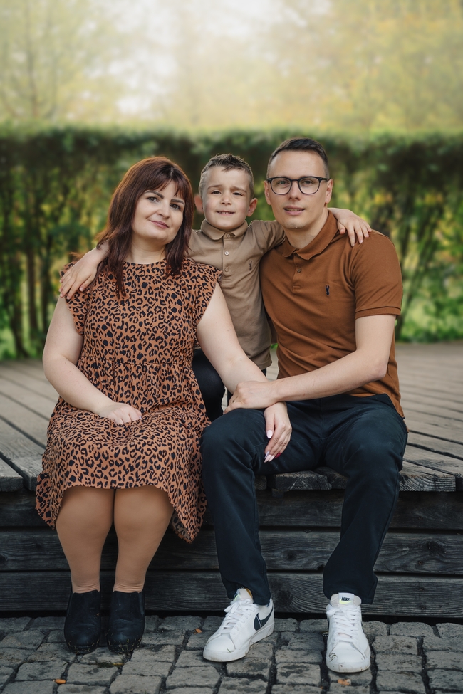 春天一家三口温馨合影图片