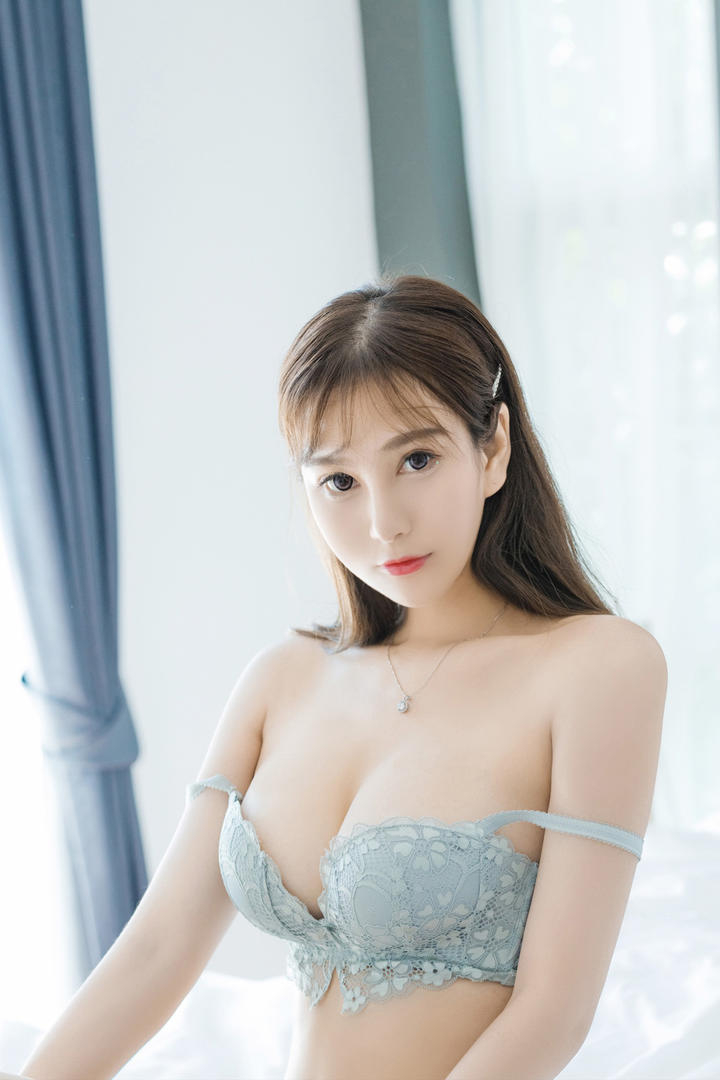 皮肤光滑白皙的极品女大学生性感艺术照写真图片