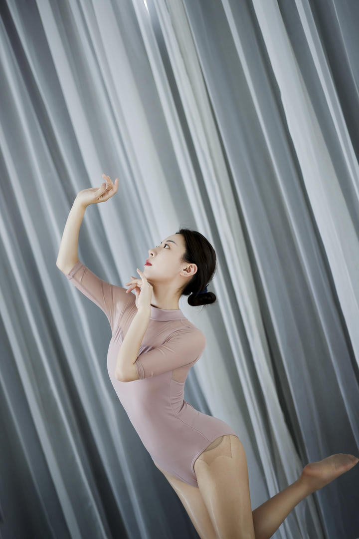 穿紧身衣跳舞的美女老师子琪艺术照