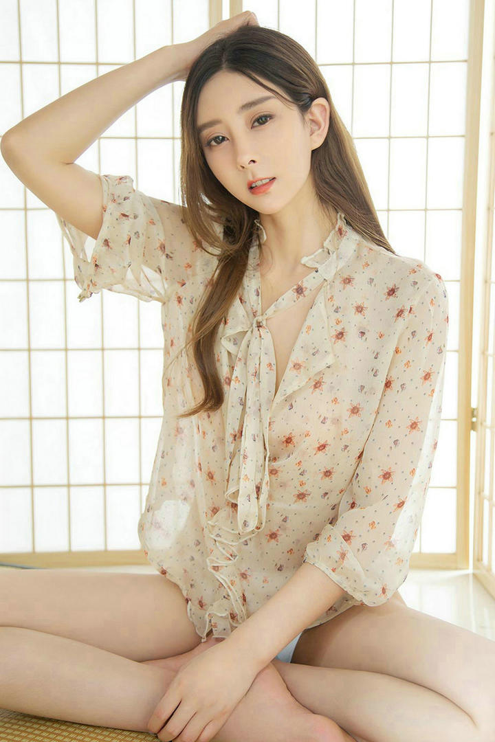 小熙漂亮优雅的气质美女写真图片