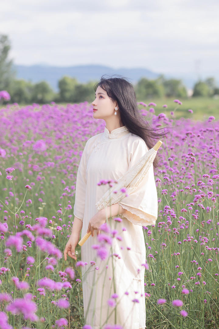 抱着雨伞的清纯可爱女生高清壁纸图片大全