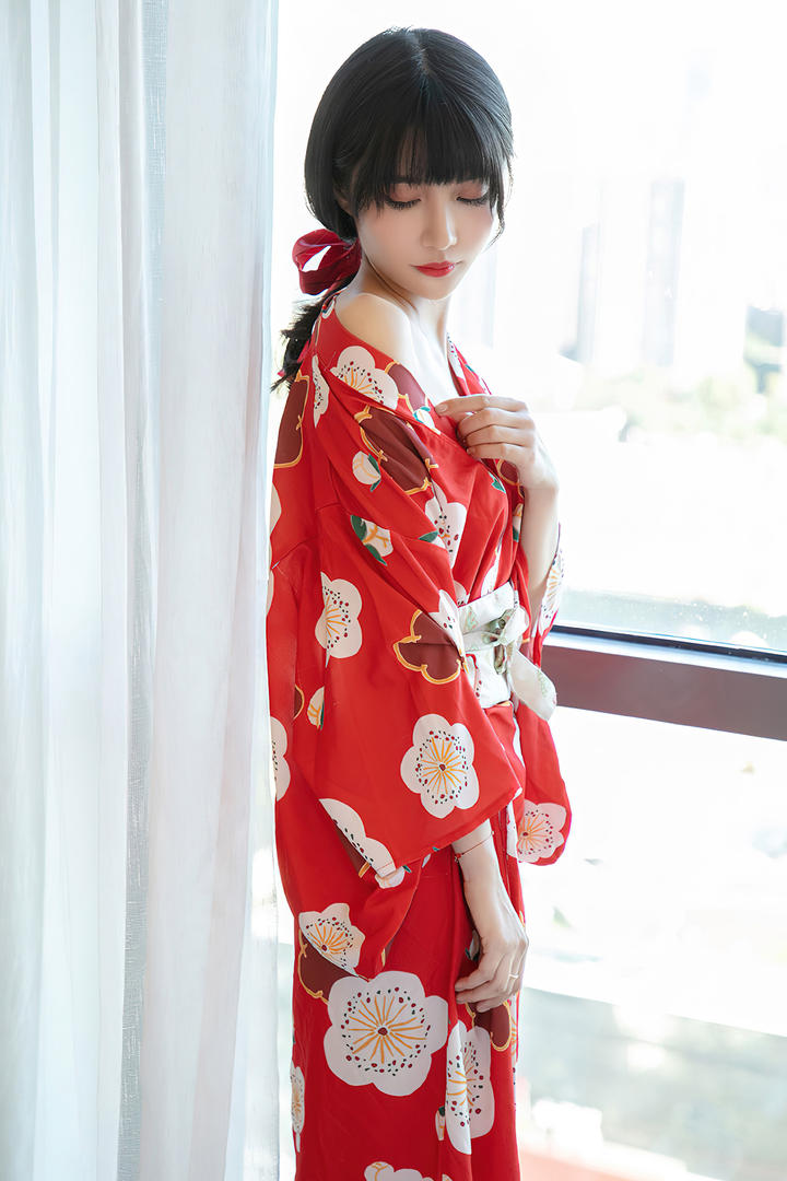 露出白嫩香肩的日本和服美女艺术摄影图片