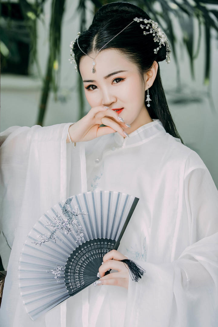 手拿折扇的古装美女艺术写真图片