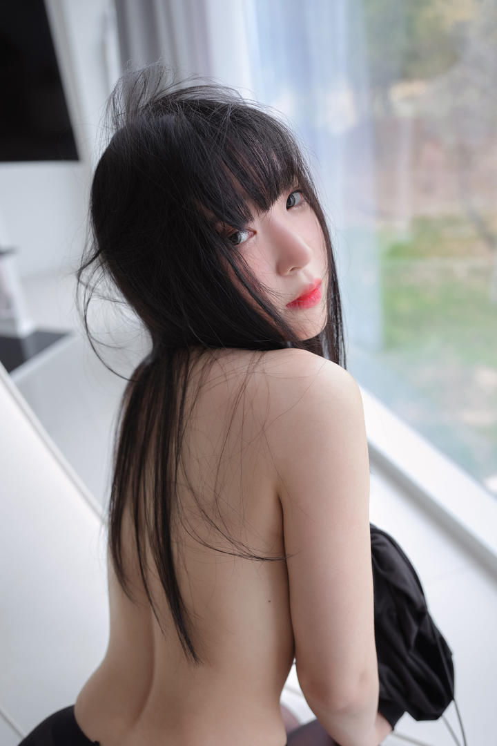 韩国性感野模一丝不挂的美女背影图片