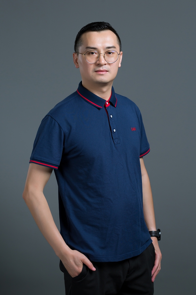 中年戴眼镜POLO衫帅哥图片