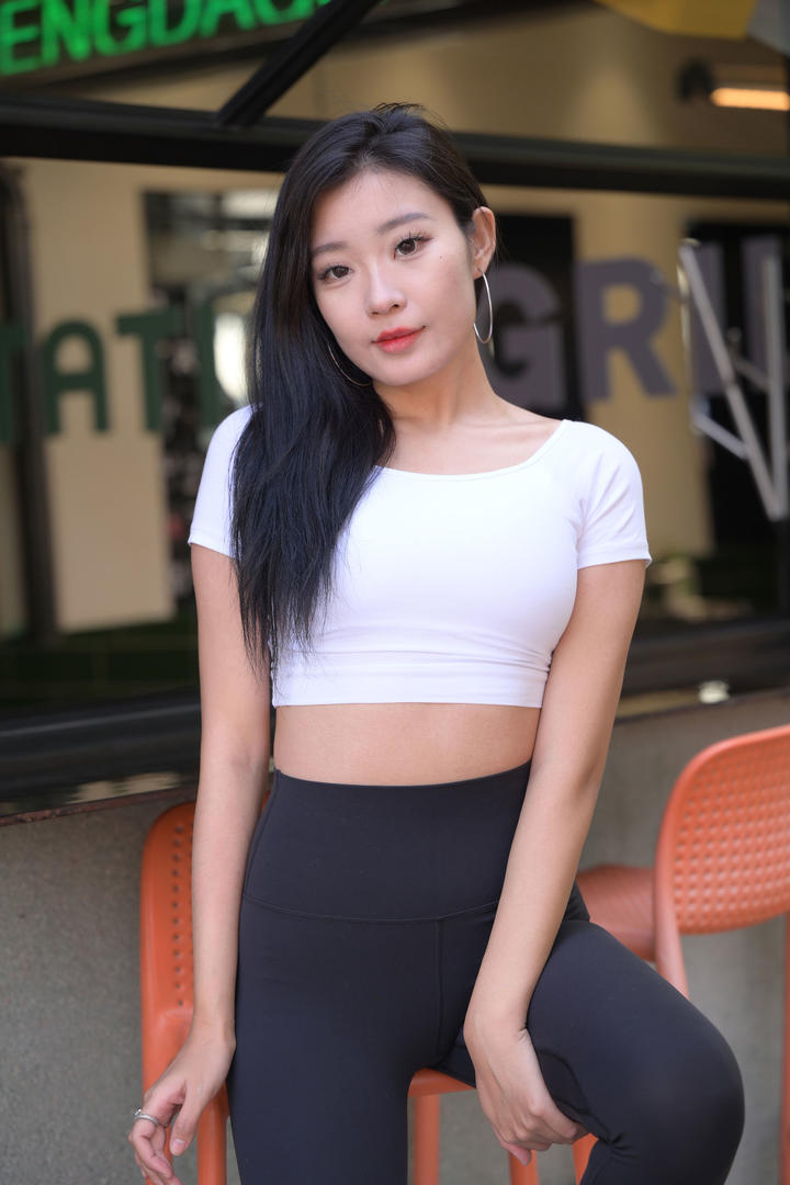 苗条瑜伽裤美女图片