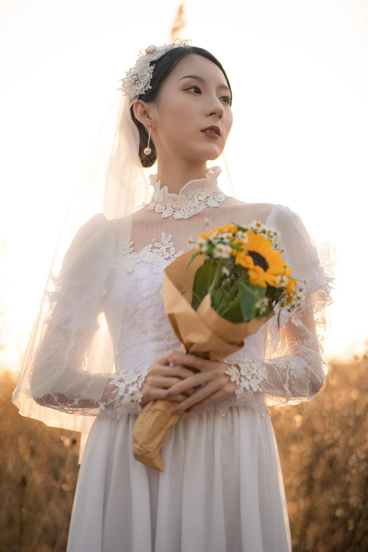 捧着鲜花的唯美新娘心雅户外个人写真艺术照