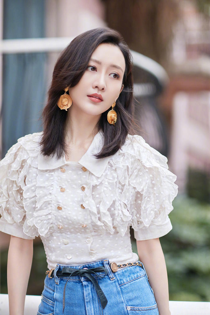 戴着耳环的高清中国女明星王鸥气质写真图片