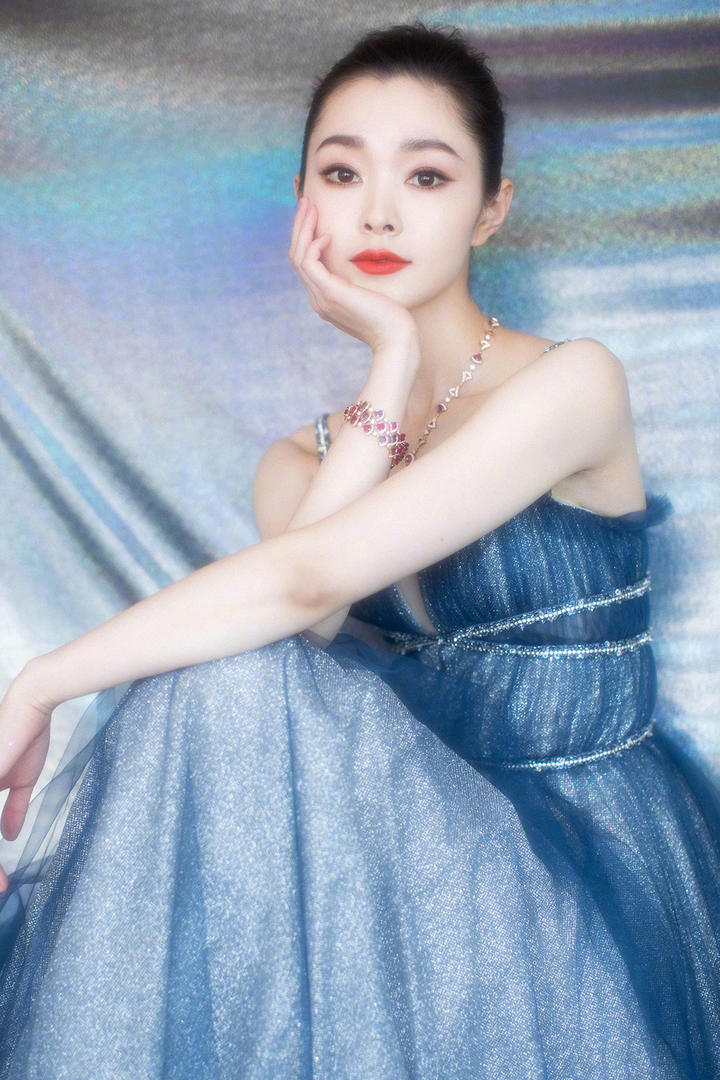 穿蓝色吊带长裙的极品美女明星宋轶图片