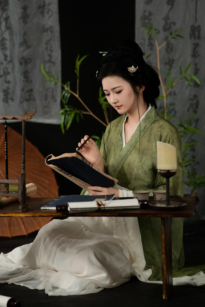 高清古典美女读书国潮艺术照图片大全