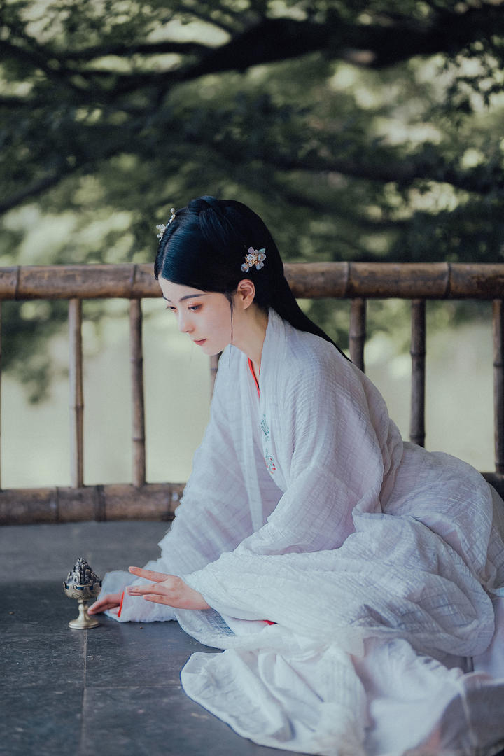 古典美女户外写真清纯养眼美女壁纸图片