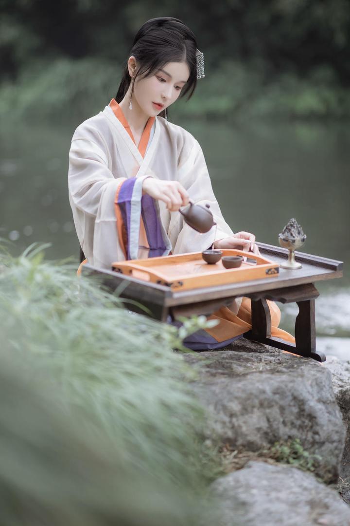 小溪边泡茶的古典美女艺术写真图片