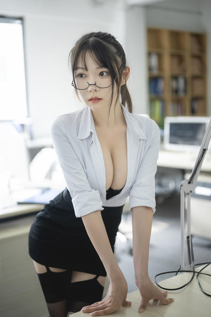 职场女白领傲人事业线美女办公室激情写真套图
