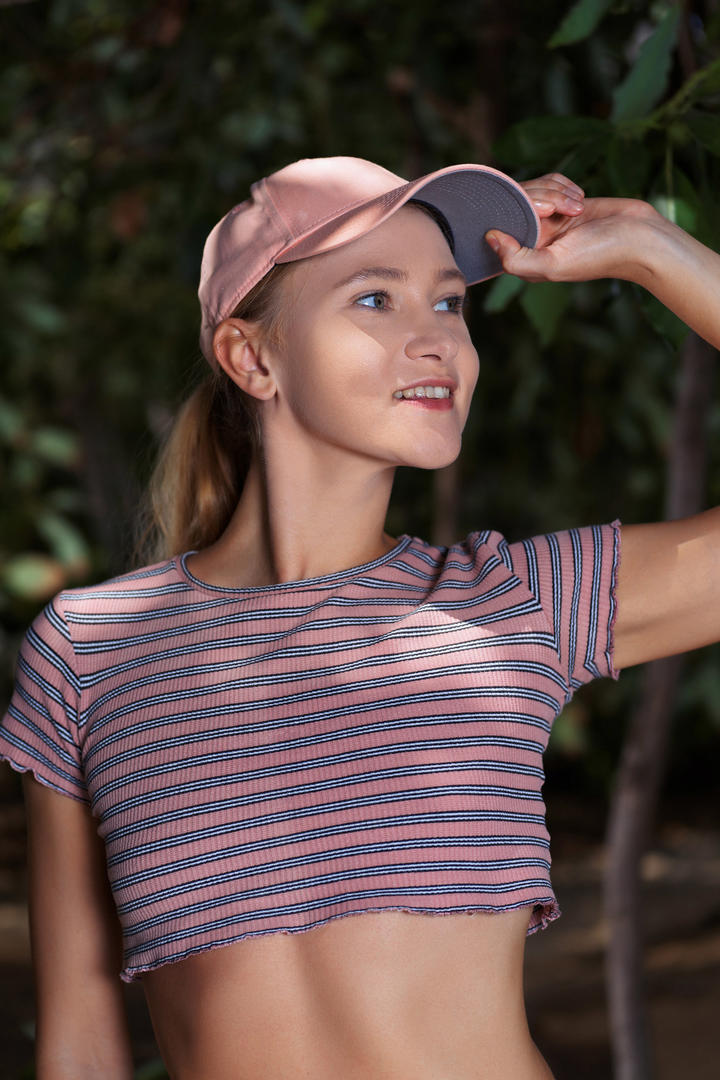 戴着鸭舌帽的欧美美女高清图片