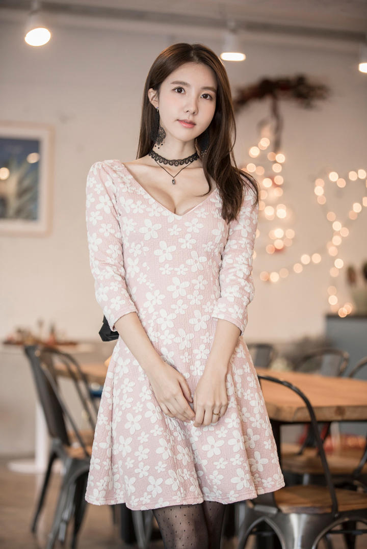 穿着连衣裙的韩国性感美女金孝轩