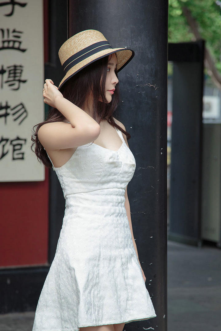 4K超清穿着白色连衣裙的美女幂书图片