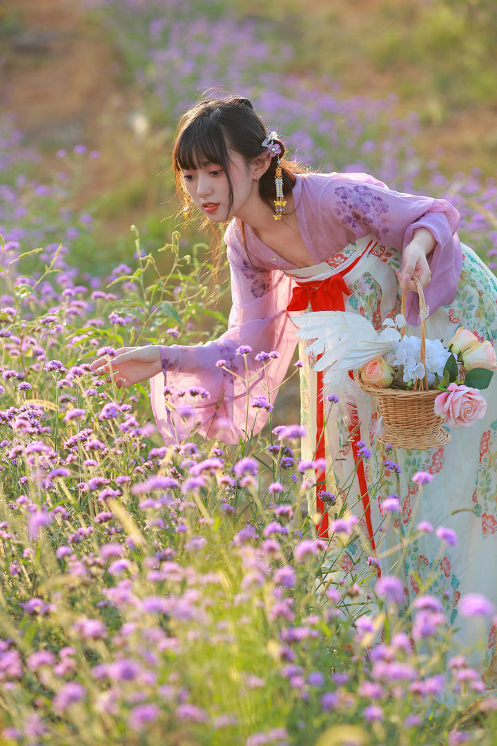 采花的唯美古装小姐姐户外摄影写真大图