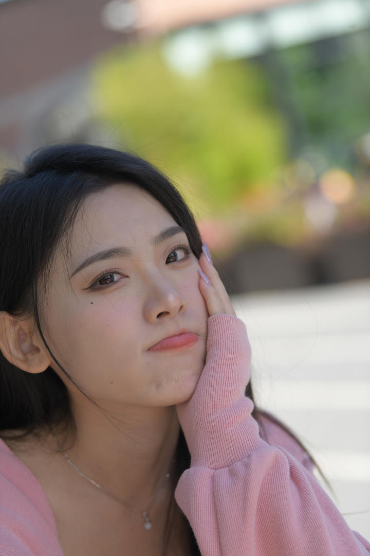 街拍紧身裤美女女生可爱搞怪头像图片