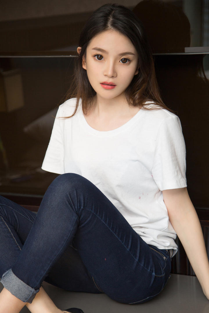 极品高清穿着牛仔裤的性感大胸美女图片