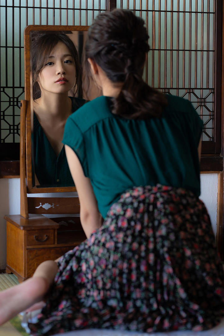 照镜子的日本漂亮美女图片