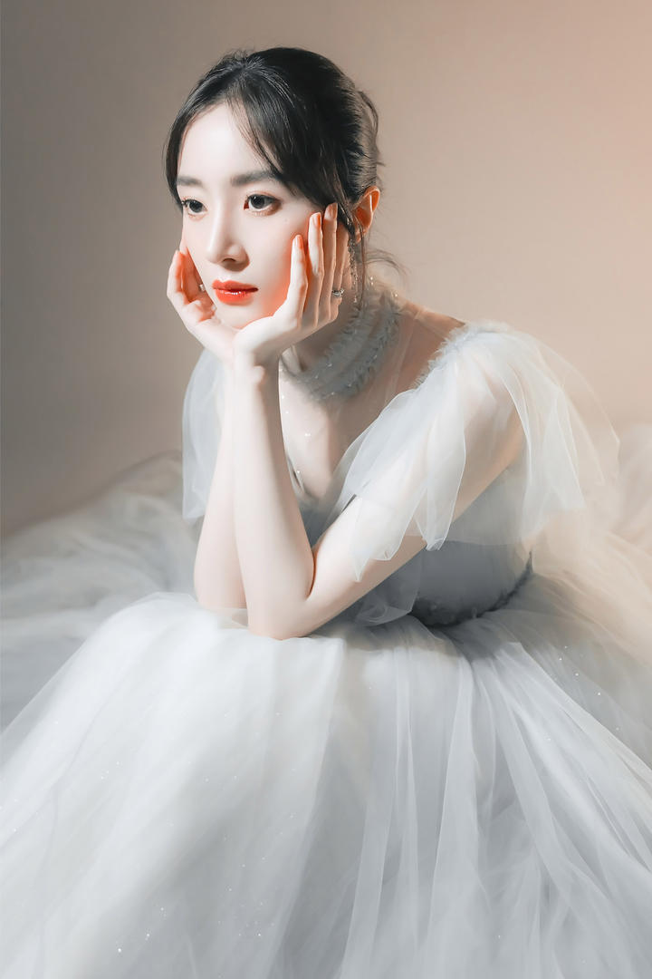 穿婚纱照的漂亮美女明星胡冰卿高清艺术照图片