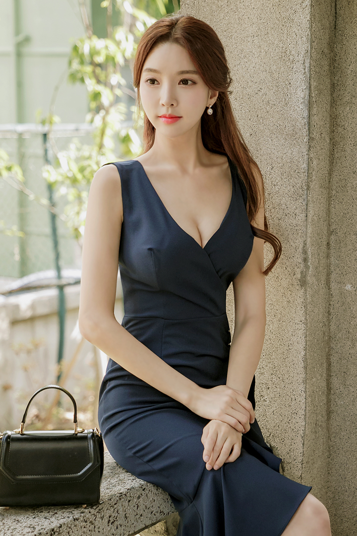 坐在栏杆上的韩国美女朴秀妍高清写真