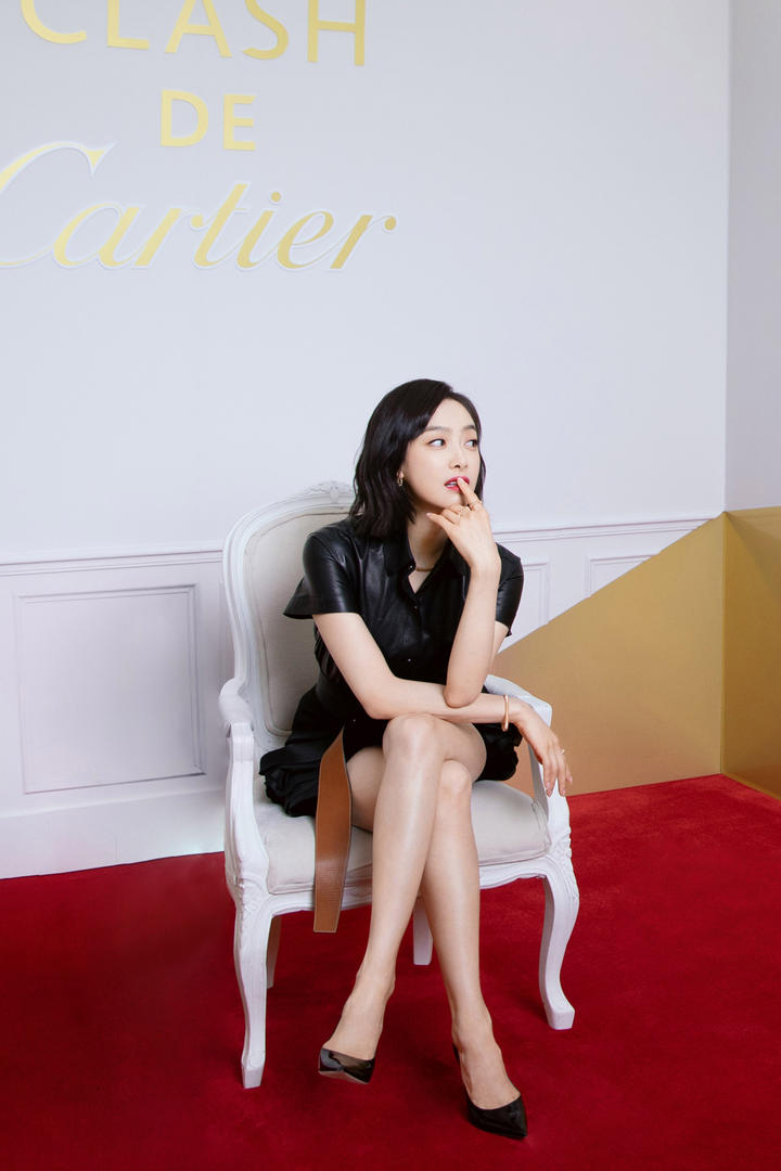 坐在椅子上的气质长腿女星宋茜图片