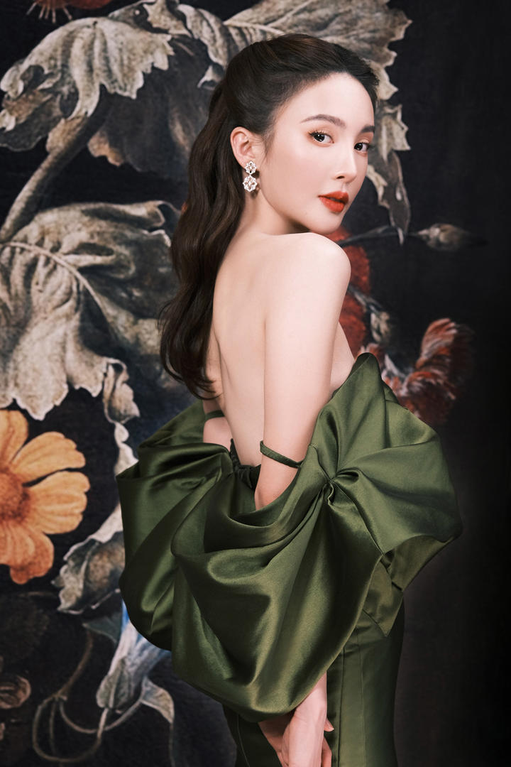 性感美女明星金晨露背长裙艺术照写真图片