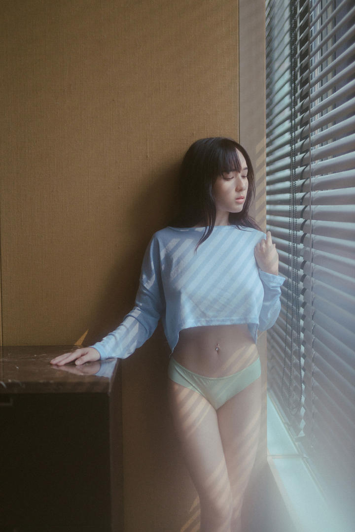 穿透明内内的混血美女性感人体艺术摄影图片