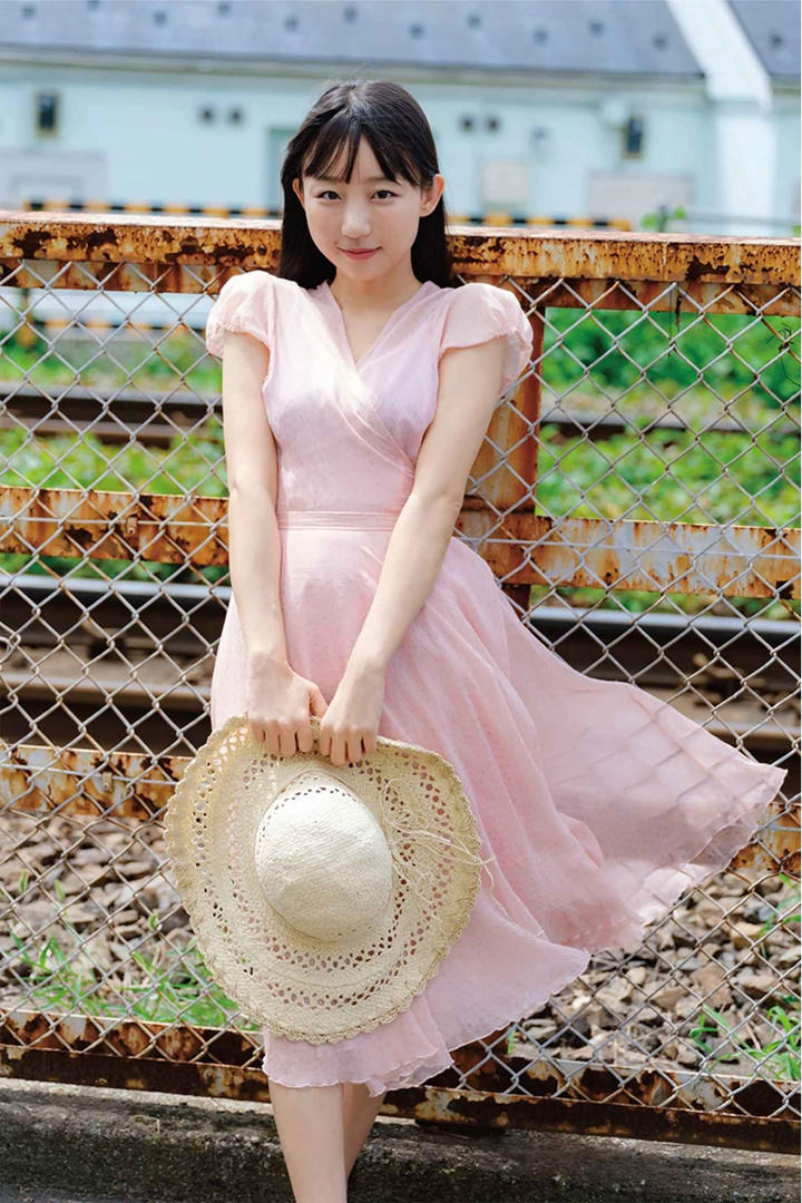 日本粉色连衣裙女孩高清写真图片