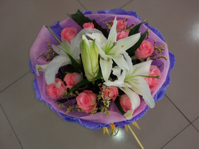 玫瑰百合花束图片