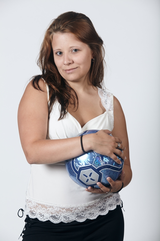 手捧足球的性感美女图片