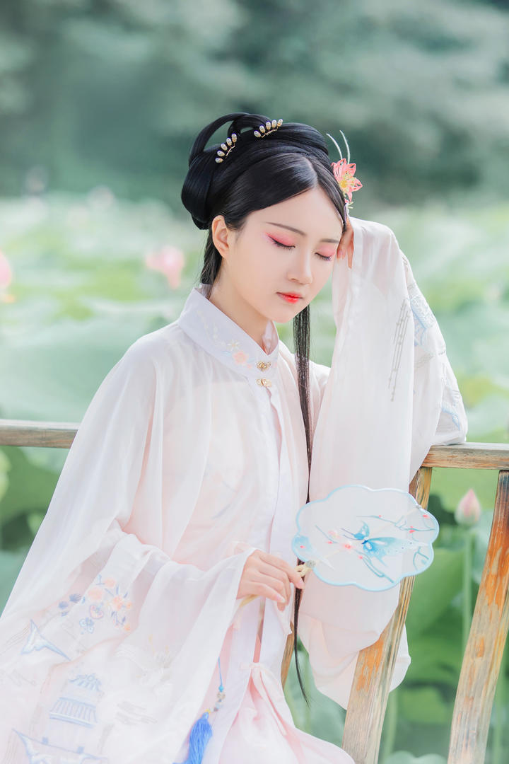 小憩的古典东方美人艺术照图片