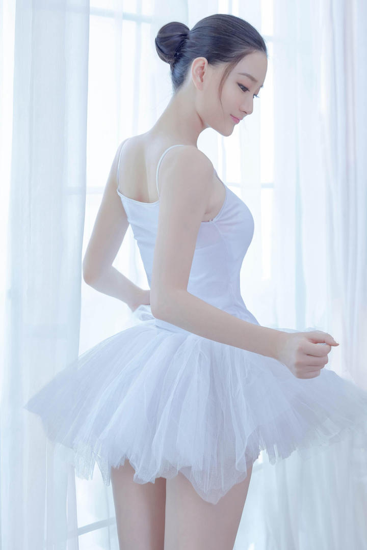 唯美芭蕾舞美女背影照图片