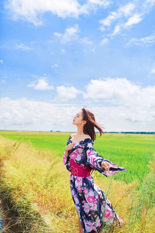 麦田里的清纯和服少女