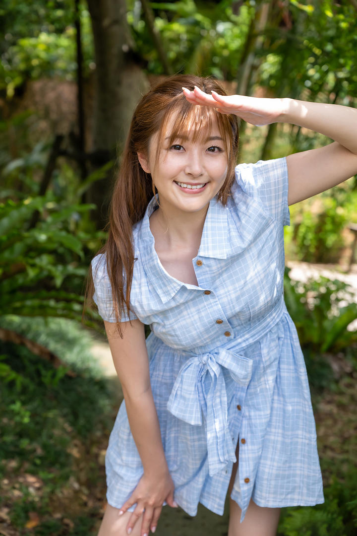 日本清纯少妇野外摄影写真图片