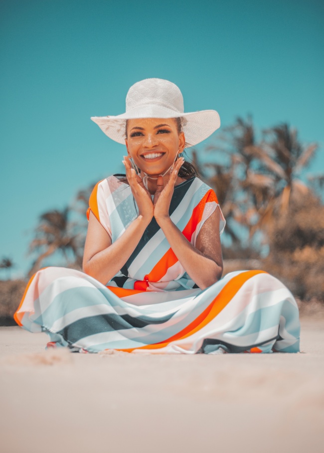 夏日沙滩度假美女写真图片