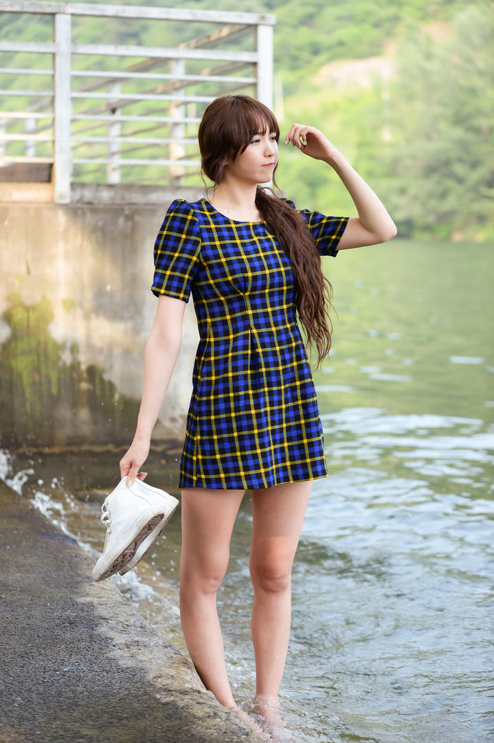 站在小河边的高清韩国美女李恩慧图片