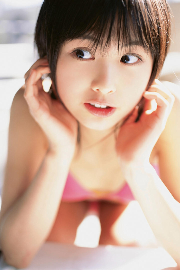 日本高清短发泳装美女798艺术写真图片