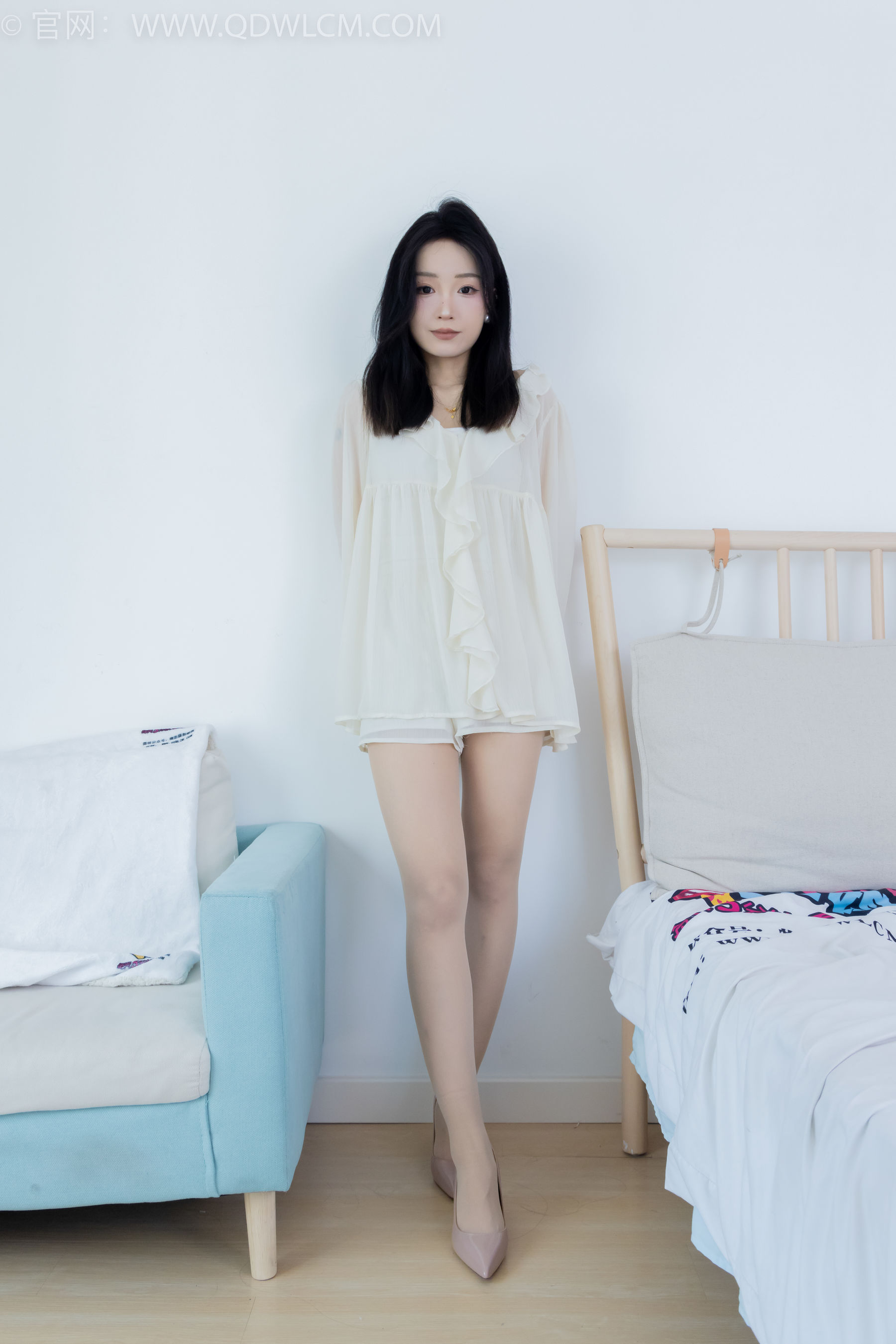 物恋传媒正妹嘟嘟白色蕾丝短裙肉丝美腿居家写真